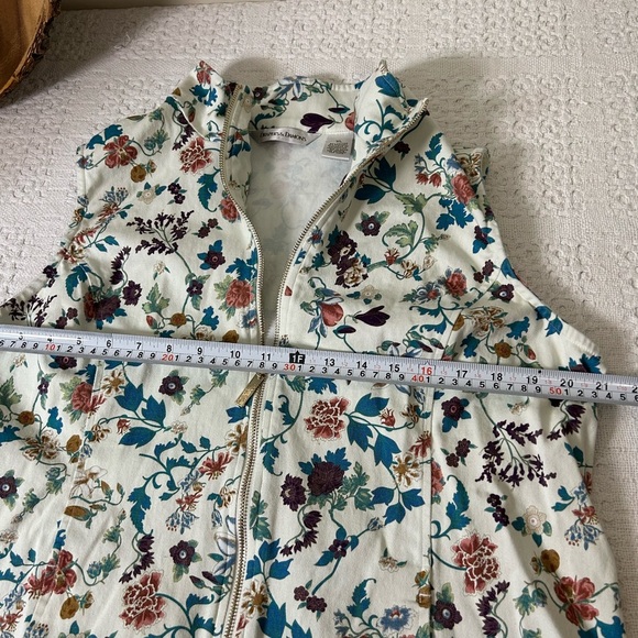 Drapers And Damons, Full Zip Vest, White Floral with Gold Zipper Size XL - Picture 4 of 10